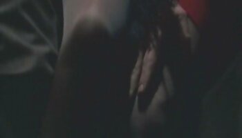 آبنوس نوجوان آمیلیان کش در حین فریب خوردن از دکمه پشتی استفاده ویدیوی سکس خارجی می کند